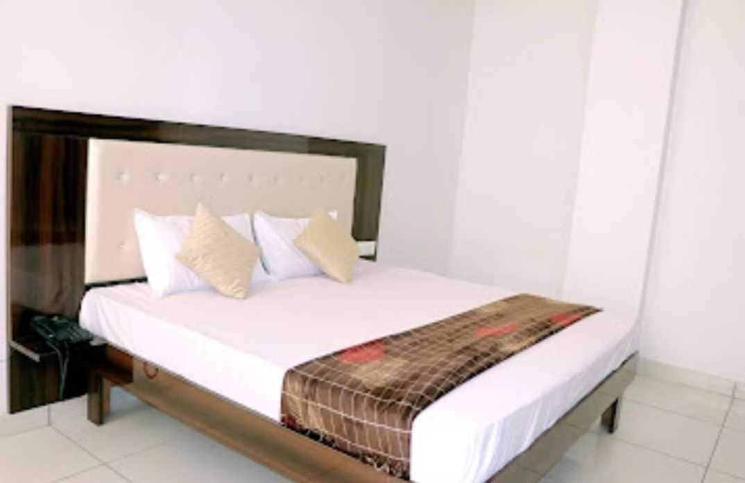 Oyo Palace Hotel Rohtak Esterno foto
